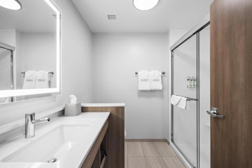 holiday inn express and suites marinette