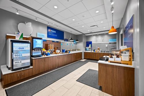 holiday inn express and suites marinette