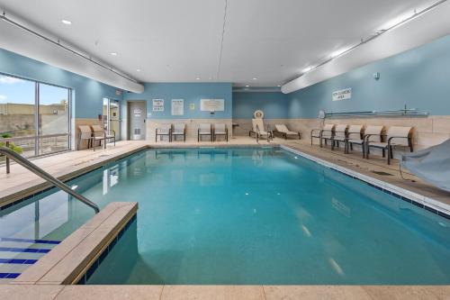 holiday inn express and suites marinette