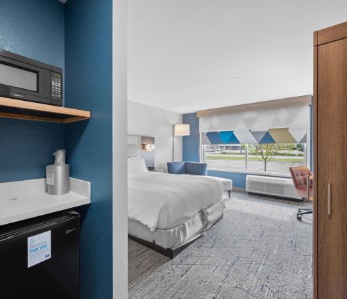holiday inn express and suites marinette