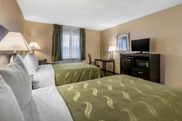 quality inn and suites des moines merle hay road