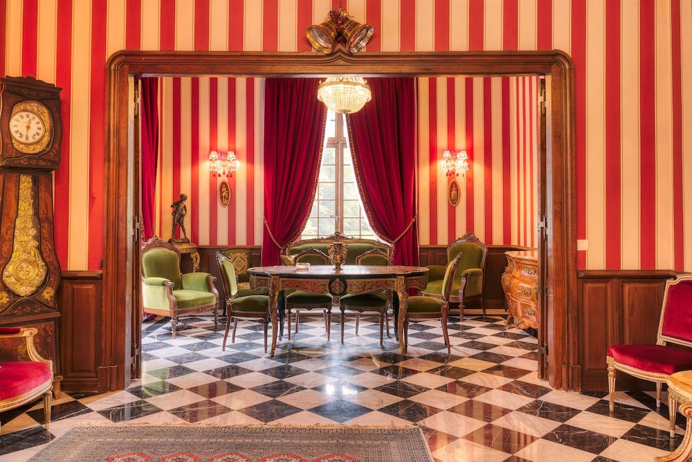 le petit chateau de barbizon au bois du mee