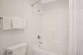 Baymont By Wyndham Freeport,Lanark>>Freeport,3 star