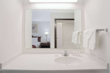 Baymont By Wyndham Freeport,Lanark>>Freeport,3 star