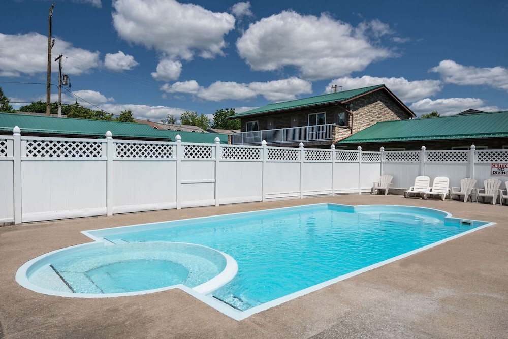Howard Johnson By Wyndham Gananoque,Kingston>>Gananoque,3 star