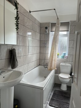 modernised central wigan townhouse sleeps up to 6