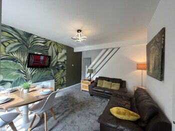 modernised central wigan townhouse sleeps up to 6