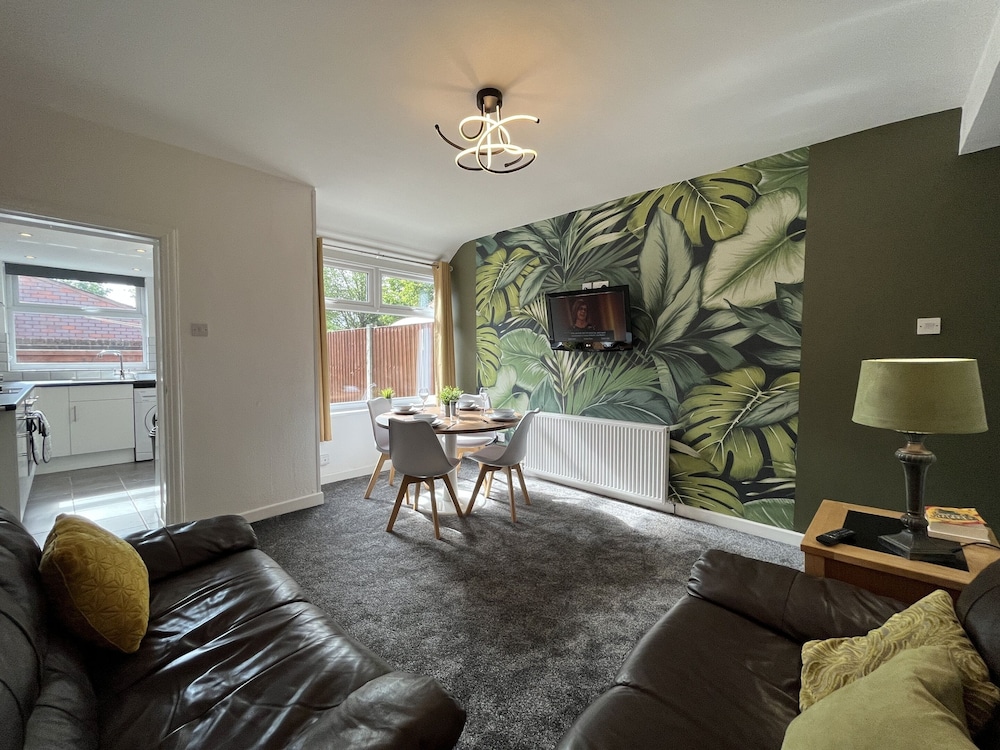 modernised central wigan townhouse sleeps up to 6