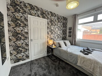 modernised central wigan townhouse sleeps up to 6