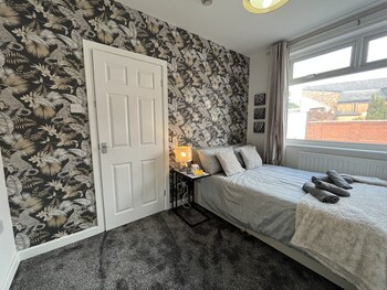 modernised central wigan townhouse sleeps up to 6