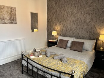 modernised central wigan townhouse sleeps up to 6