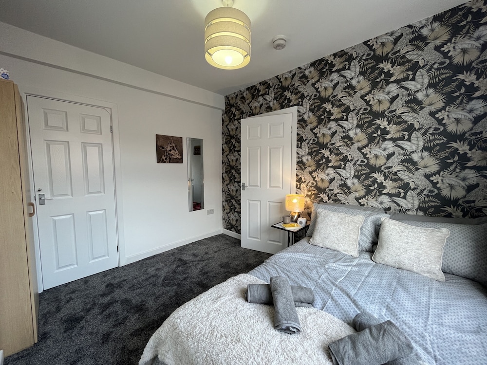 modernised central wigan townhouse sleeps up to 6