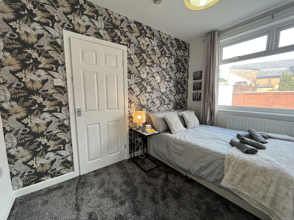 modernised central wigan townhouse sleeps up to 6