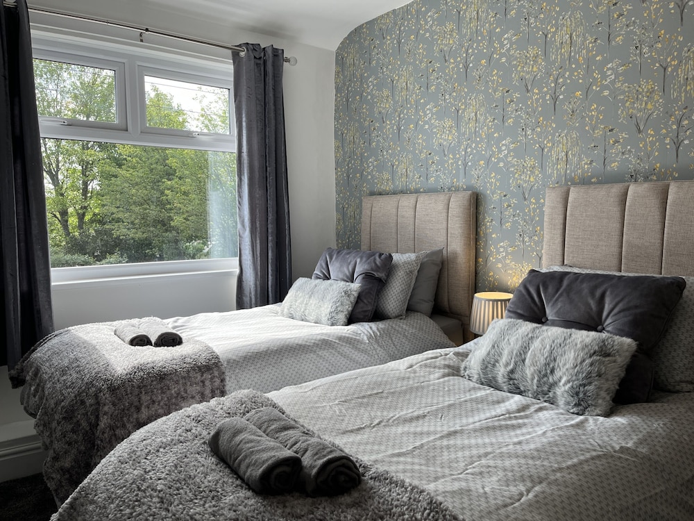 modernised central wigan townhouse sleeps up to 6