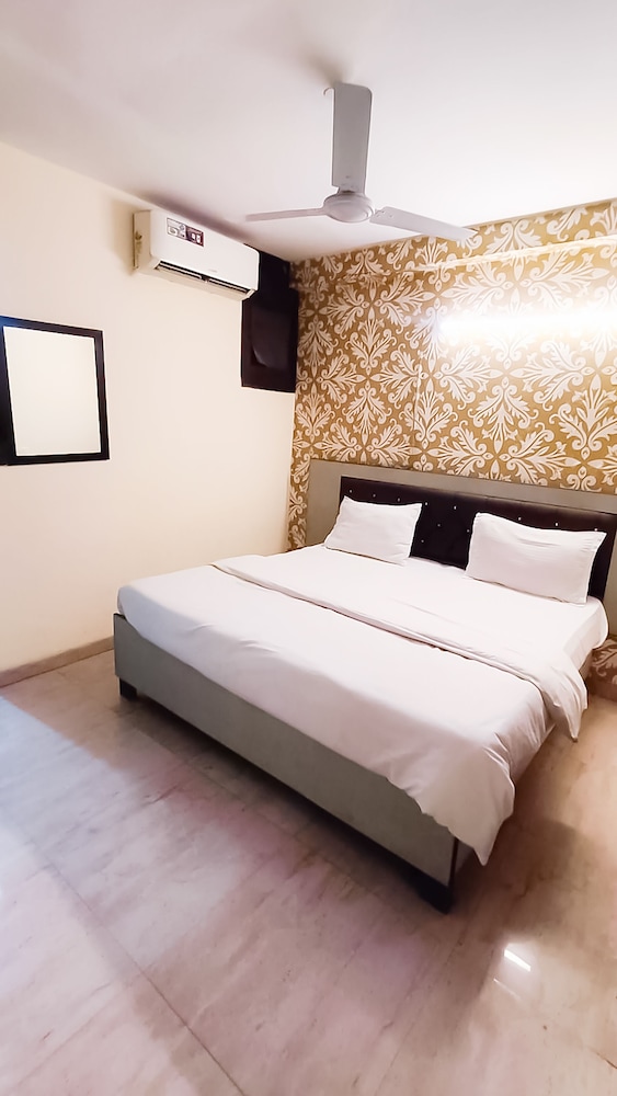 roomshala 118 hotel acclaim 7 sky