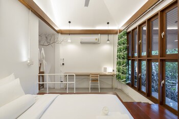 phrip phri luxury pool villas