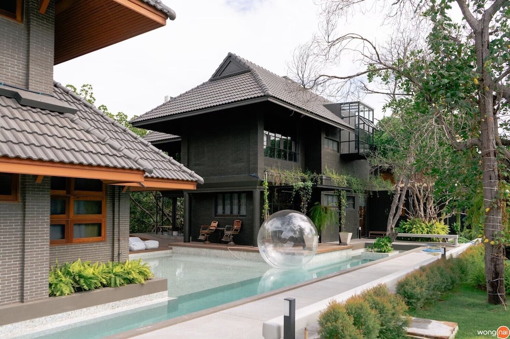 phrip phri luxury pool villas