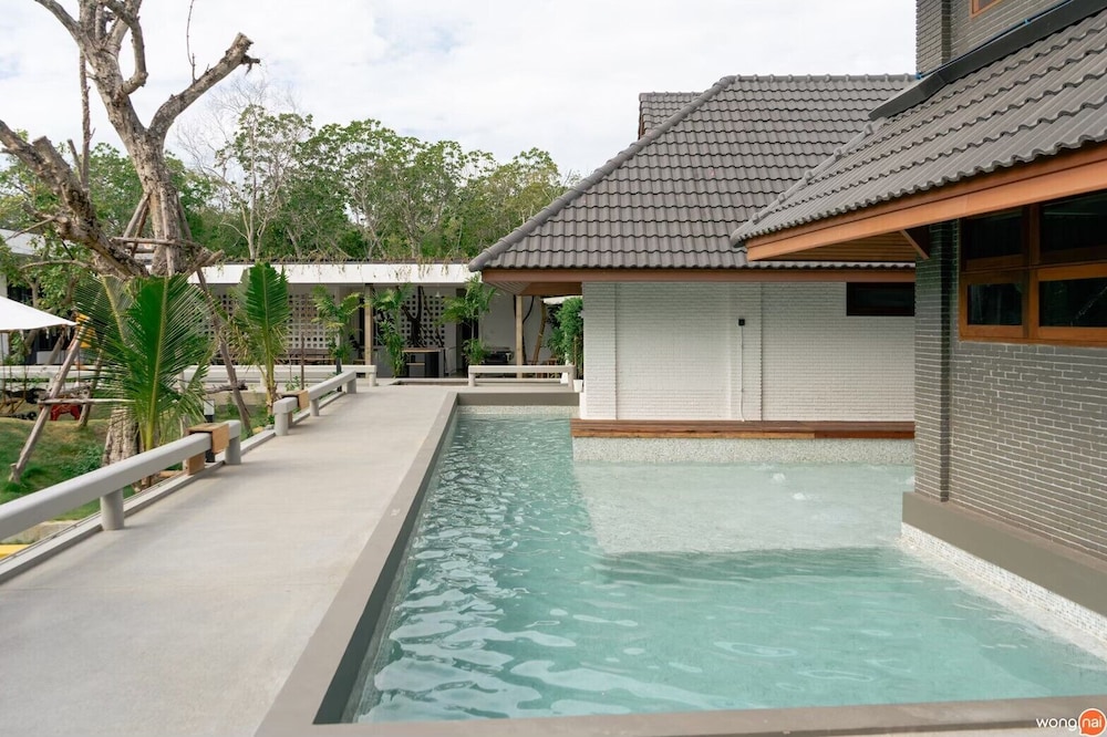 phrip phri luxury pool villas