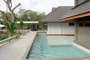 phrip phri luxury pool villas