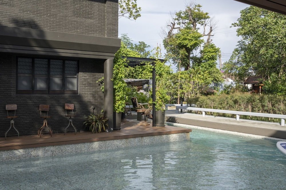 phrip phri luxury pool villas