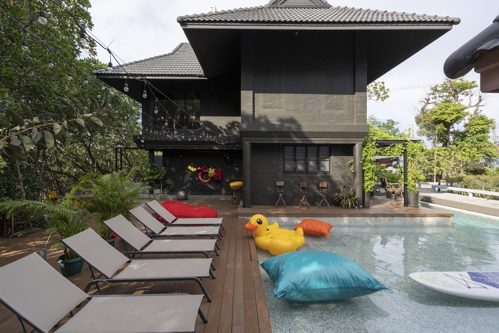 phrip phri luxury pool villas