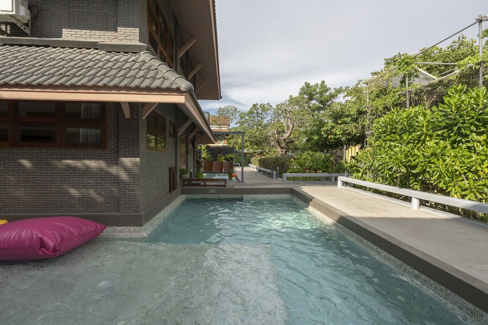 phrip phri luxury pool villas