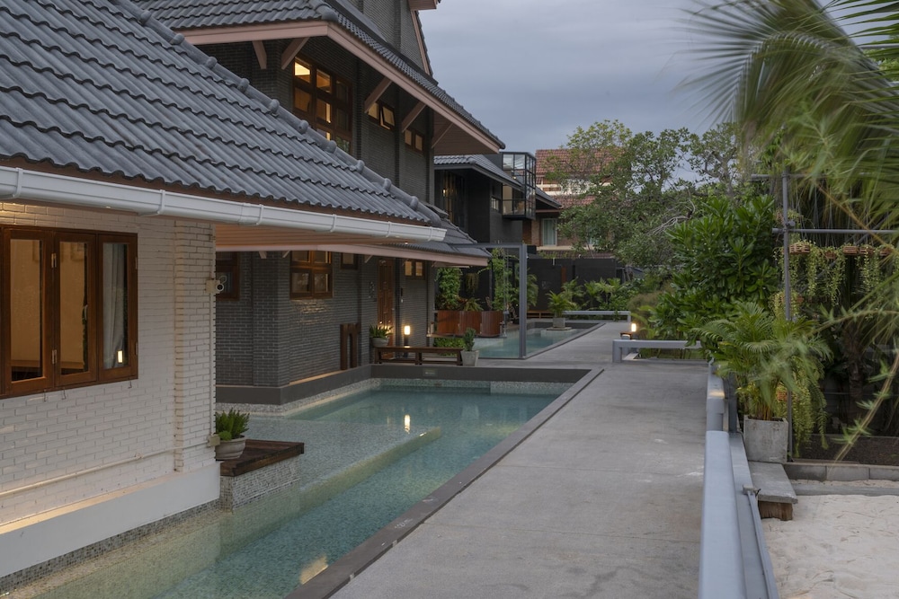 phrip phri luxury pool villas