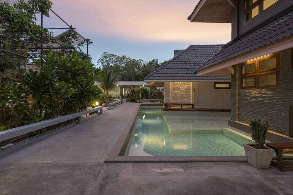 phrip phri luxury pool villas