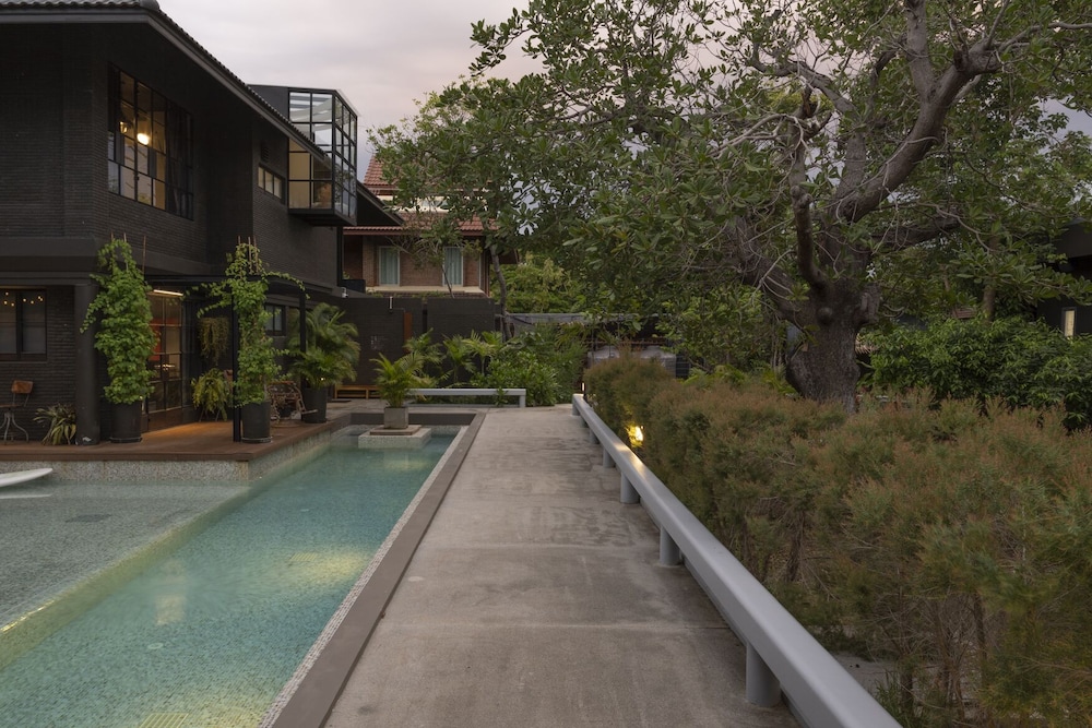 phrip phri luxury pool villas