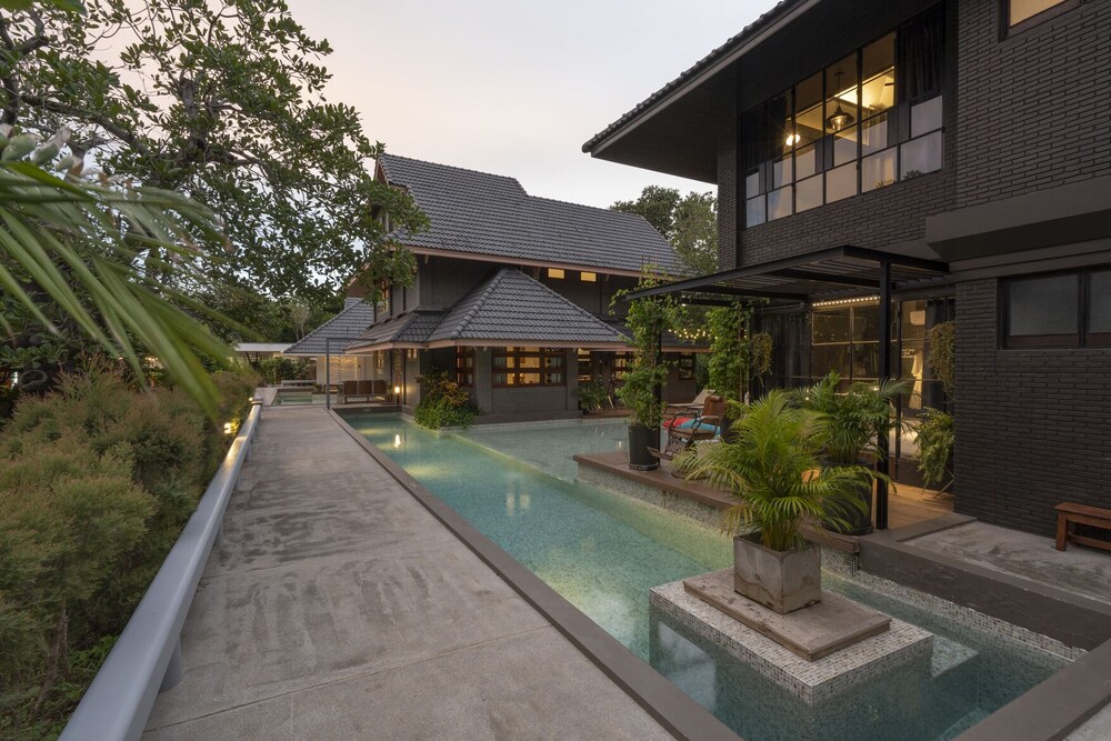 phrip phri luxury pool villas