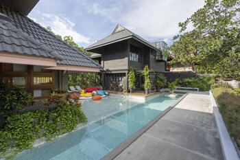 phrip phri luxury pool villas