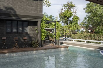 phrip phri luxury pool villas