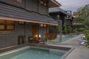 phrip phri luxury pool villas