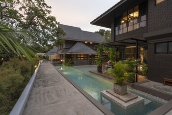 phrip phri luxury pool villas
