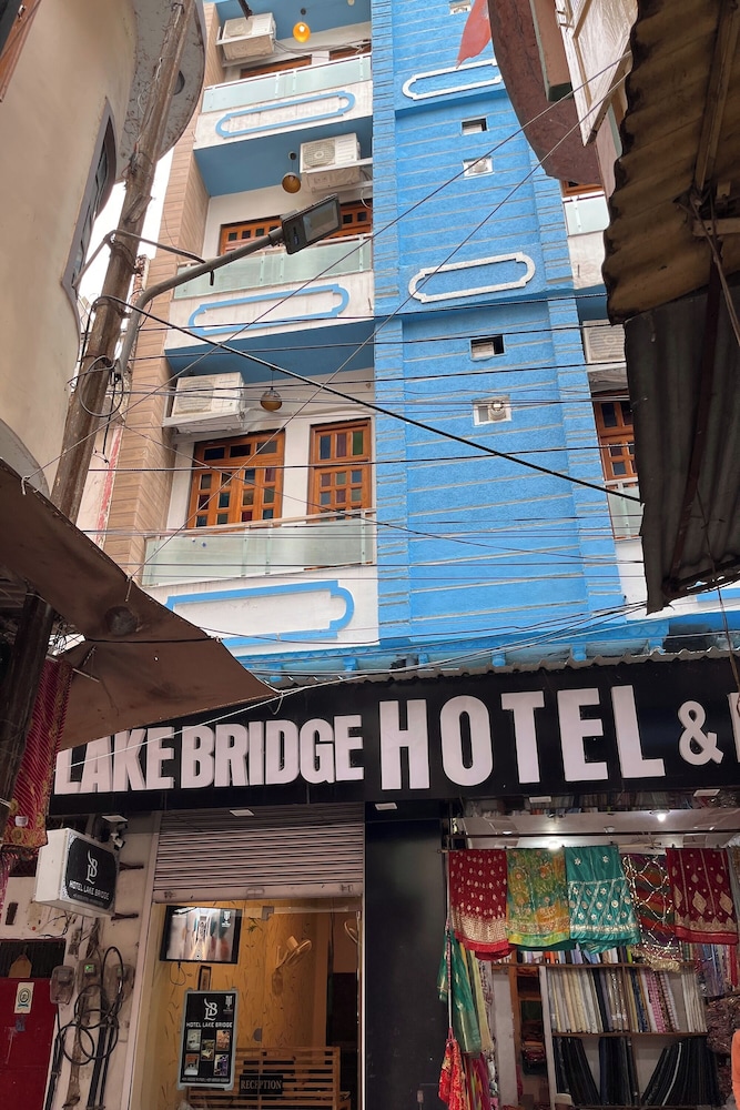 hotel lake bridge