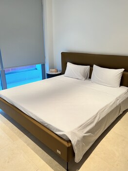 aphrodite plaza