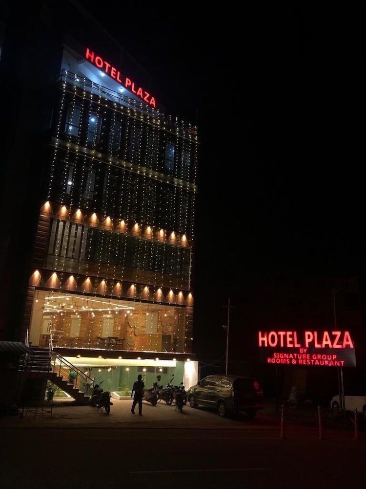 hotel plaza airport zone