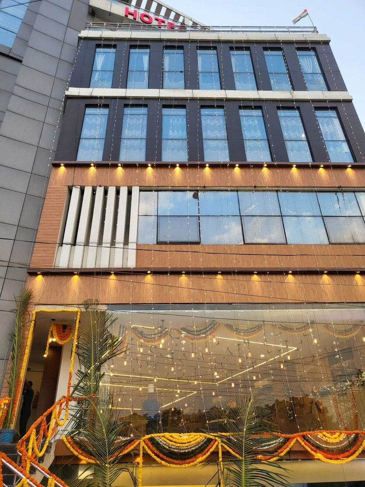 hotel plaza airport zone