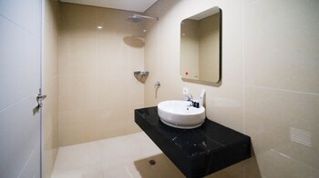 minimalist with beautiful view 2br at grand sungkono lagoon apartment