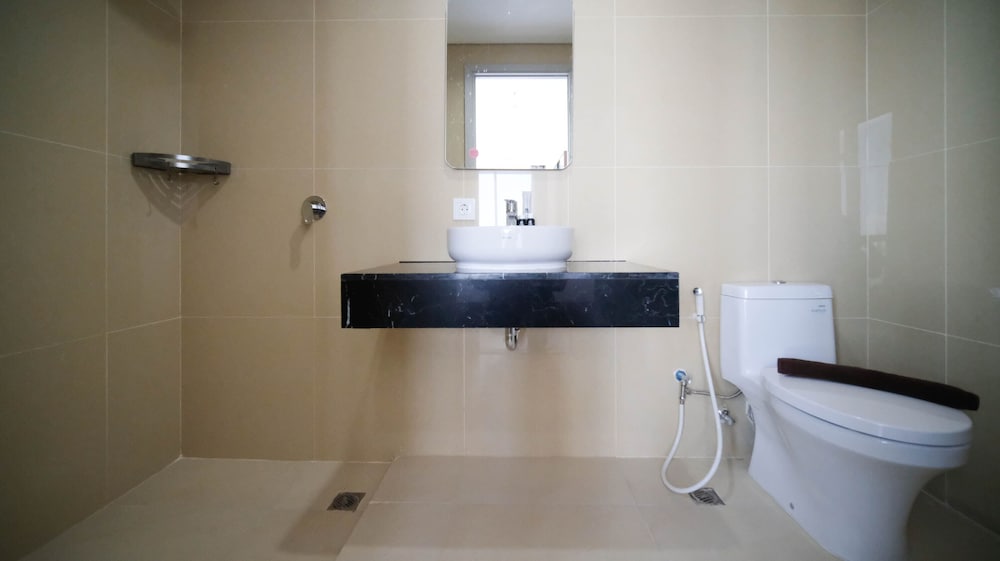 minimalist with beautiful view 2br at grand sungkono lagoon apartment