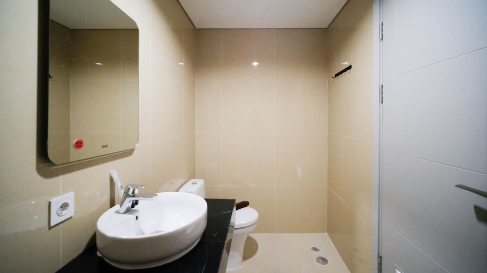 minimalist with beautiful view 2br at grand sungkono lagoon apartment