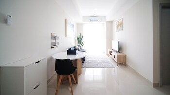 minimalist with beautiful view 2br at grand sungkono lagoon apartment