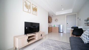 minimalist with beautiful view 2br at grand sungkono lagoon apartment