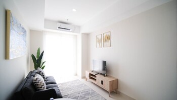 minimalist with beautiful view 2br at grand sungkono lagoon apartment