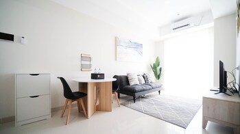 minimalist with beautiful view 2br at grand sungkono lagoon apartment