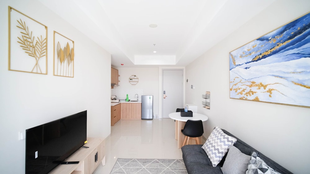 minimalist with beautiful view 2br at grand sungkono lagoon apartment