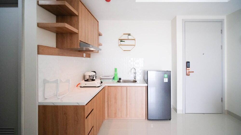 minimalist with beautiful view 2br at grand sungkono lagoon apartment