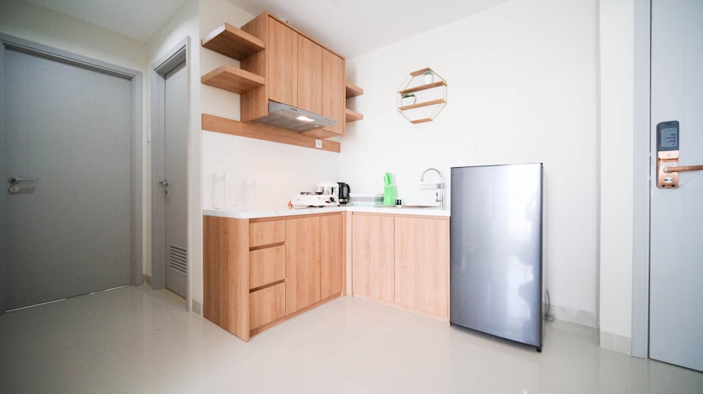 minimalist with beautiful view 2br at grand sungkono lagoon apartment