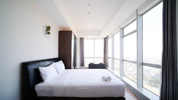 minimalist with beautiful view 2br at grand sungkono lagoon apartment