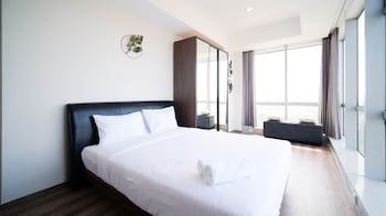 minimalist with beautiful view 2br at grand sungkono lagoon apartment
